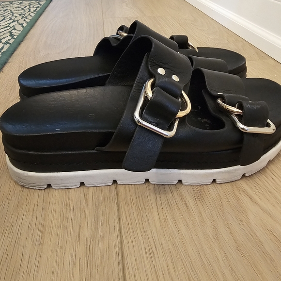 J/Slides Two Tones Buckle - Picture 3 of 5